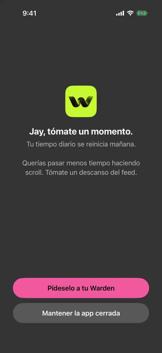 La pantalla de bloqueo con los botones Pídeselo a tu Warden y Mantener la app cerrada
